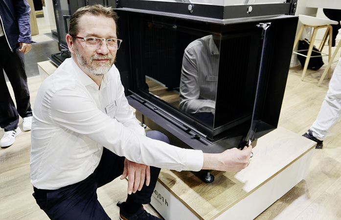 Oliver Lindner, Teamleiter Konstruktion, zeigt die neuen Öffnungsmöglichkeiten bei hochschiebbaren Kaminverglasungen.