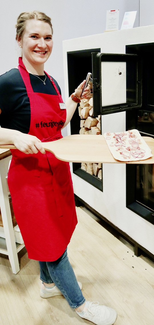 Wenn man schon einen Ofen mit Backfach hat: Leda bewirtete die Besucher mit leckeren Flammkuchen.