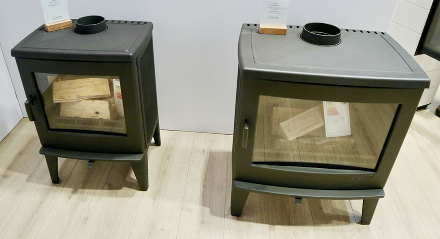 Nur im direkten Vergleich wird der Größenunterschied sichtbar: Die Guss-Kaminöfen „Apella“ und „Allegra“ sind jetzt in „small“-Varianten erhältlich.