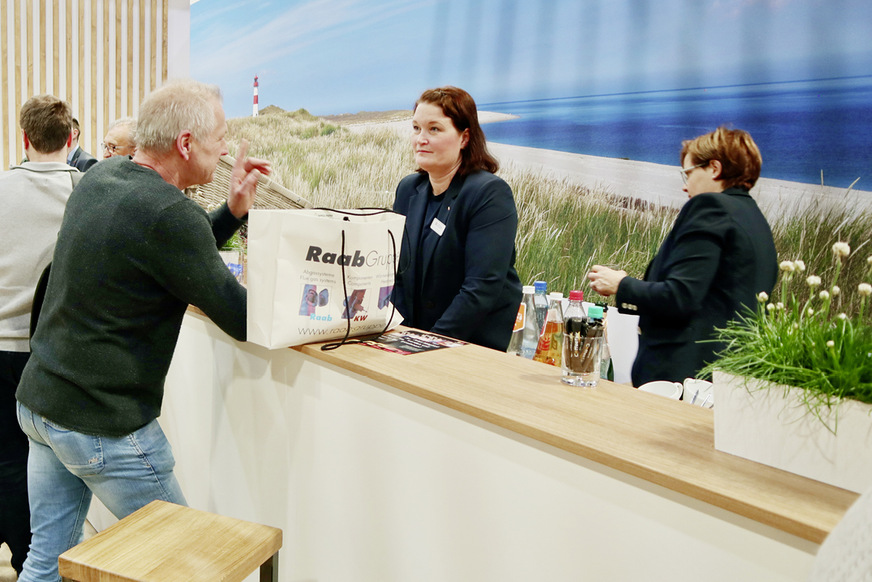 Vertriebsleiterin Anja Steenweg im Kundengespräch.