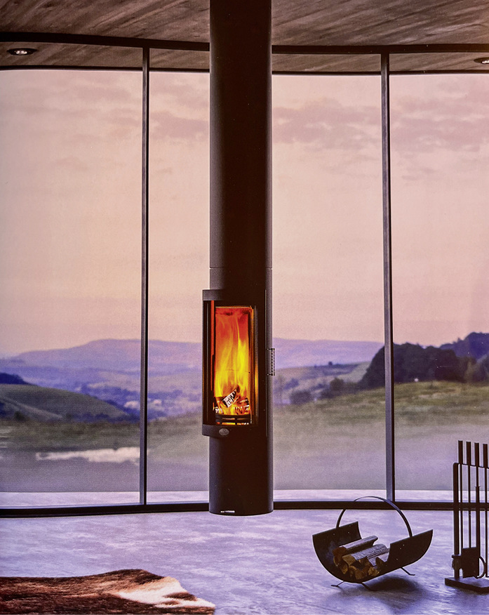 Design-Highlight ist der deckenhängende&nbsp;Kaminofen „Andorra“