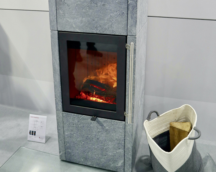 Speicher-Kaminofen „QM40“ mit Night Flame-Sichtscheibe von Schott Robax.