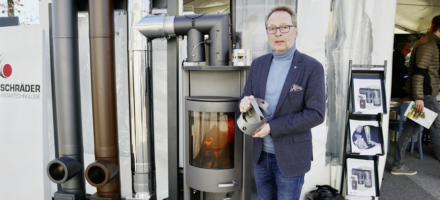 Dieter Last zeigt die automatisch gesteuerte Abgasregelklappe „OptiPa“ für konstanten Abgas-Förderdruck in Biomasseheizungen.