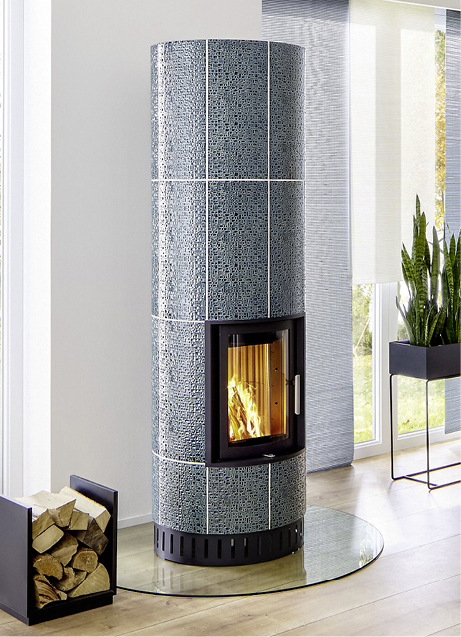 Manufakturkeramik-Hersteller Seyffarth bietet Säulen-Speicheröfen mit verschiedenen Designs an – hier eine neue Ausführung mit Retro-Keramik.