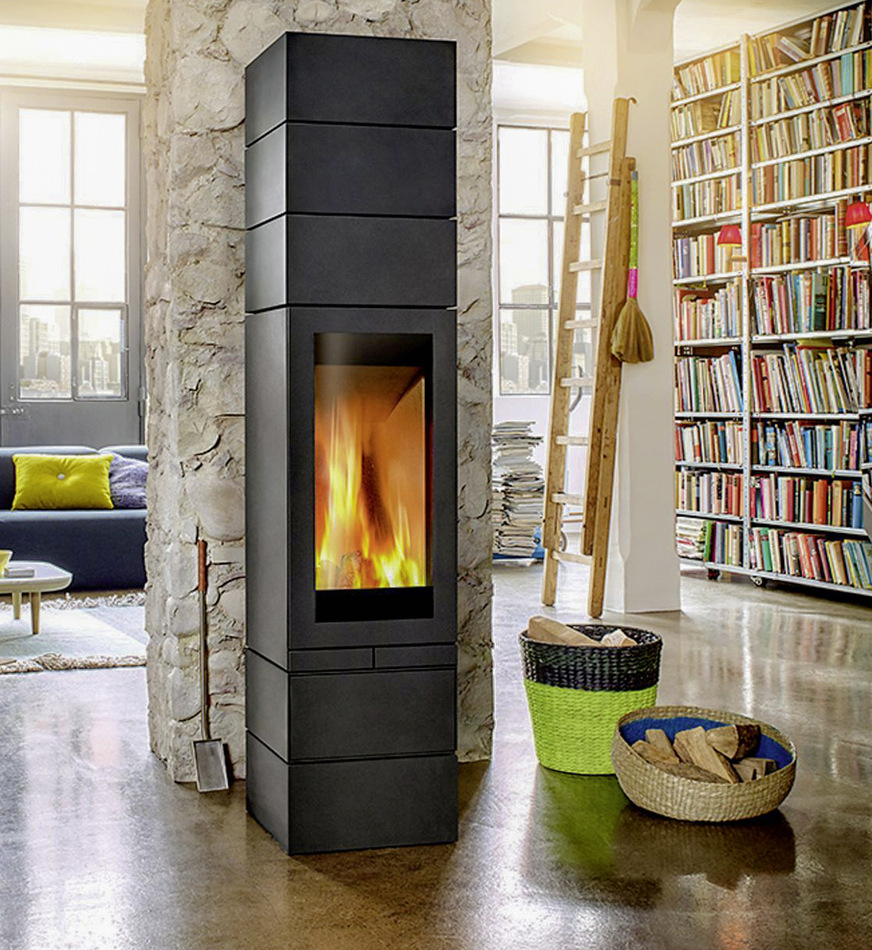 In der Ausführung „elements 2.0 K“ ist der mit Katalysator, mechanischer Verbrennungsluftautomatik und elektrostatischem Partikelabscheider (OekoTube-Inside) ausgestattete Kaminofen von Skantherm mit dem „Blauen Engel“ ausgezeichnet.