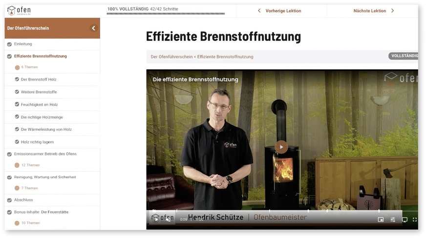 Profis wie Ofenbaumeister Hendrik Schütze informieren in Video-Tutorials über effizientes, emissionsarmes Heizen mit Holz und die Pflege des Ofens.