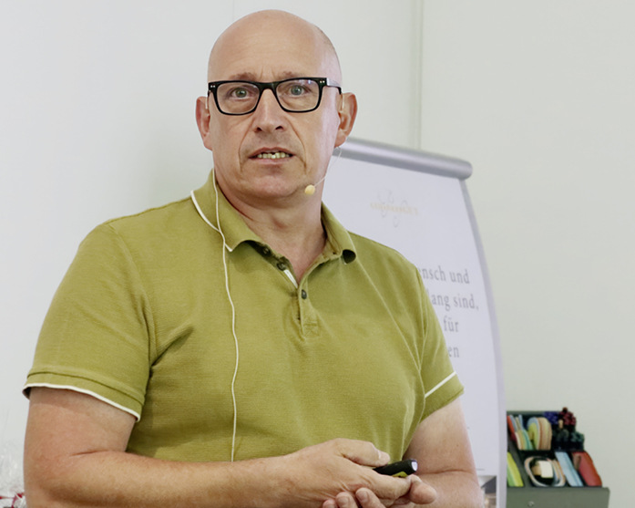 Schornsteinfeger-Landesinnungswart Michael Kühner beschrieb den Ablauf bei der Ermittlung der Schornsteinhöhen gemäß der neuen Ableitbedingungen.