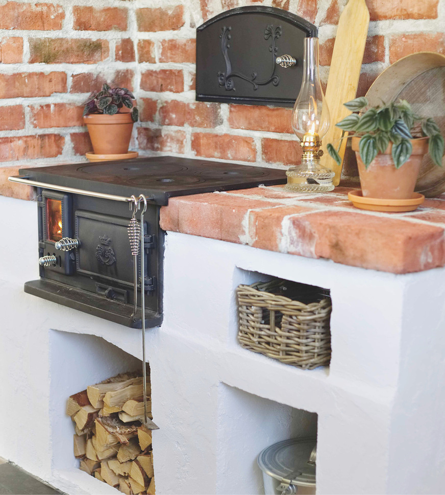 Eine besonders kompakte Herdlösung zum Einbau in individuelle Küchenumgebeungen ist der Gussherd Westbo Standard. Mit ihm sorgen natürliche Heizwärme und eine Kochmöglichkeit mit Holz nicht nur in Krisenzeiten auf stilvolle Weise für Autarkie.