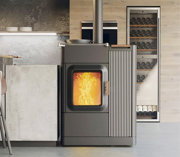 Auch Austroflamm hat diverse Kaminofenmodelle mit Kochfunktion (neu) im Programm – hier die Scheitholzofen „Lucy Cook“ (links) und den Scheitholz-Pelletofen „Mo Duo Cook“. Beide müssen nicht unbedingt in der Küche stehen, sie machen sich auch gut im Wohnbereich und schaffen&nbsp;Sicherheit in Strommangelsituationen.