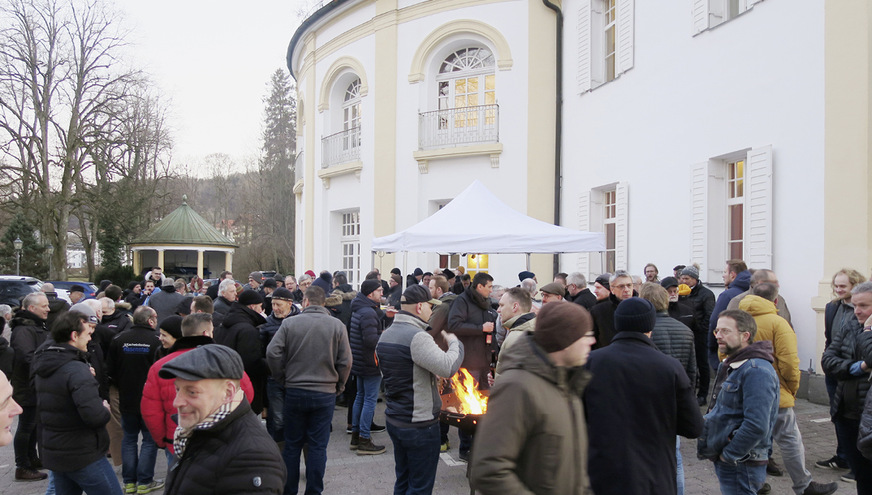 Für Geselligkeit ist am feurigen Abend gesorgt.