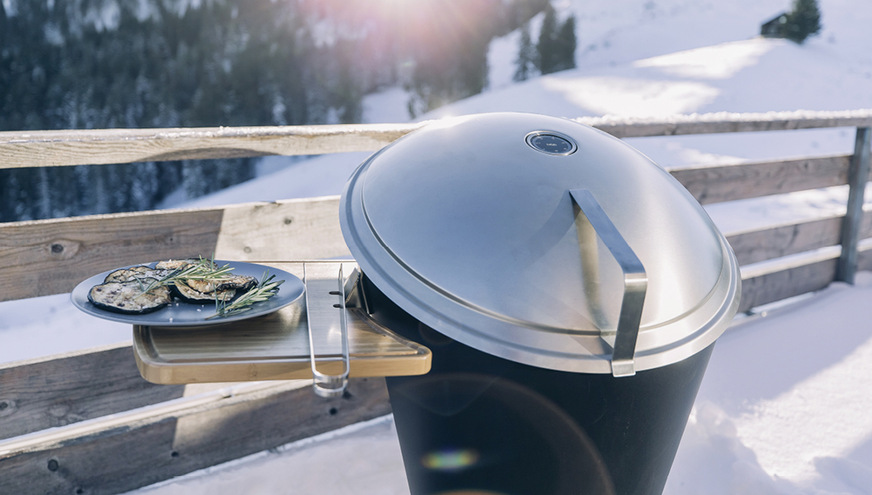 Höfats ist bekannt für Details – ein Ablagebrett aus strapazierfähigem Bambus ist mit einem Handgriff am „Cone“ befestigt und die praktische Erweiterung für alle Wintergrill-relevanten Aktivitäten.