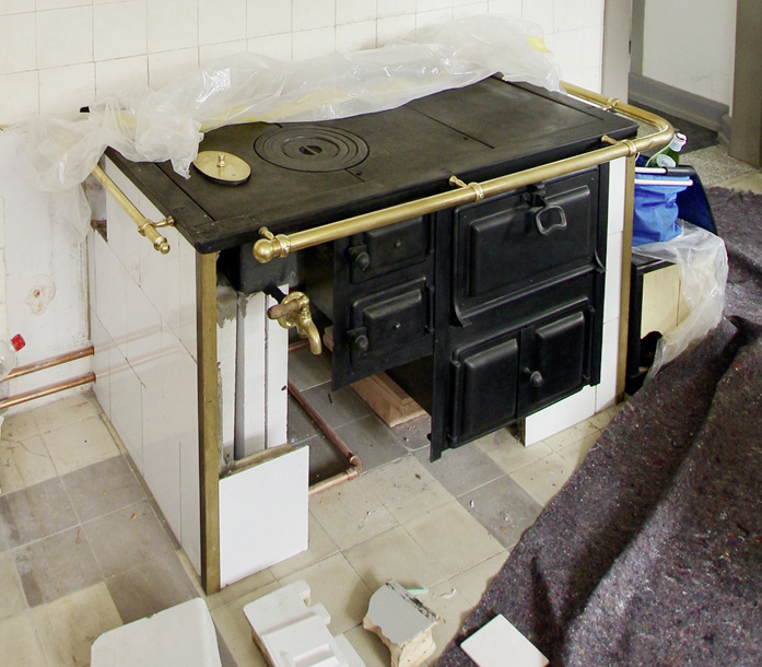 Der Kachelherd im Kellergeschoss wurde zur Sanierung komplett zerlegt.