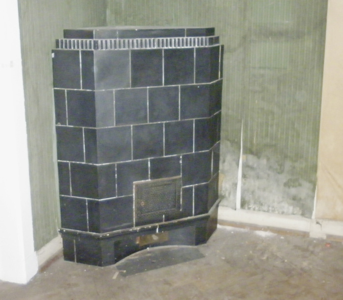 Der Fünfeck-Kachelofen im Arbeitszimmer vor der Sanierung.