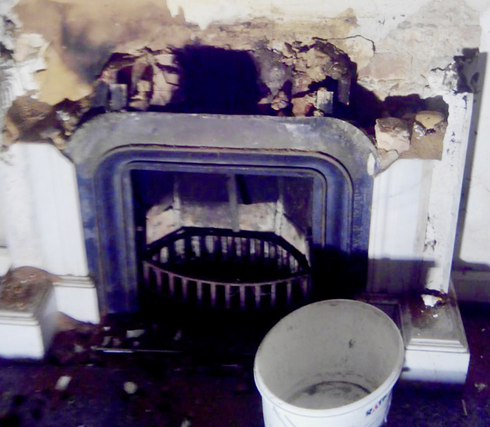 Den Stilkamin im Erdgeschoss hatte es ­ebenfalls schlimm erwischt.