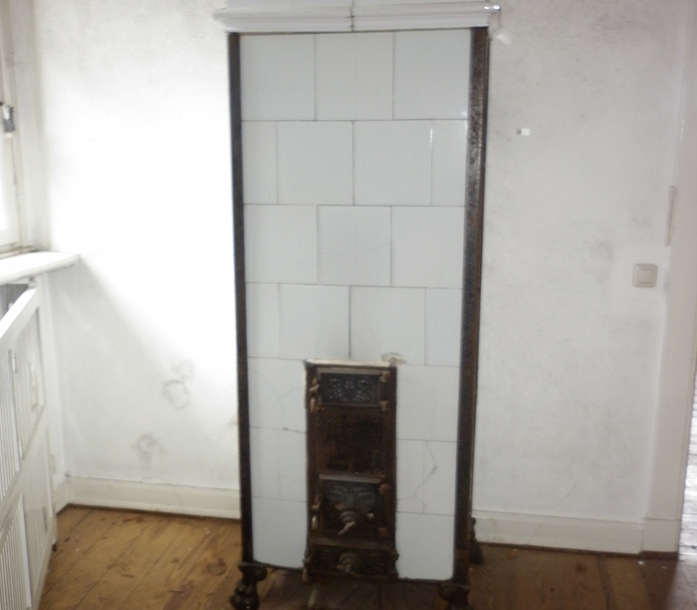Im Obergeschoss wartete ein Gestell-Kachelofen auf seine Rettung.