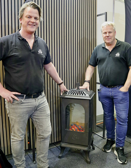 Mattias Gunnarsson, CEO Westbo of Sweden, und Friedrich Allendorff am Westbo „Victoria 100 Electric“.