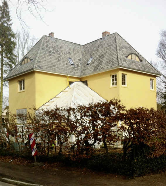 Das Richard-Dehmel-Haus während der Sanierungsphase nach mehr­jährigem Leerstand.