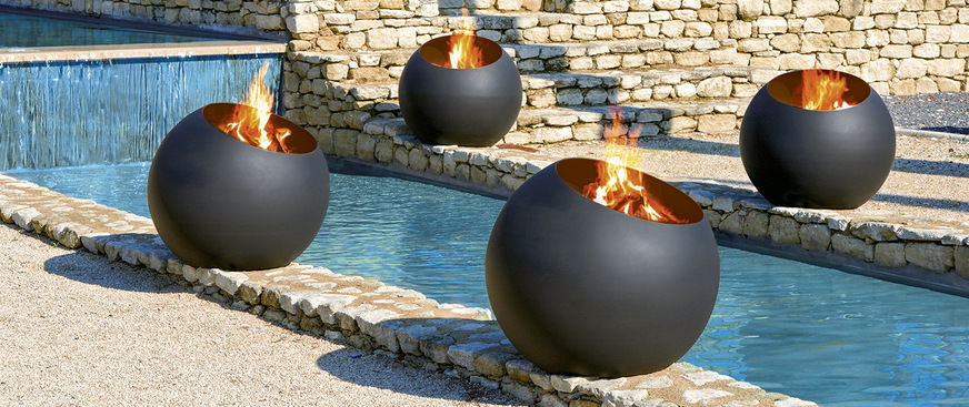 Exklusiver als mit den designstarken „Bubbles“ von Focus lässt sich Deko­feuer kaum in den Garten bringen.