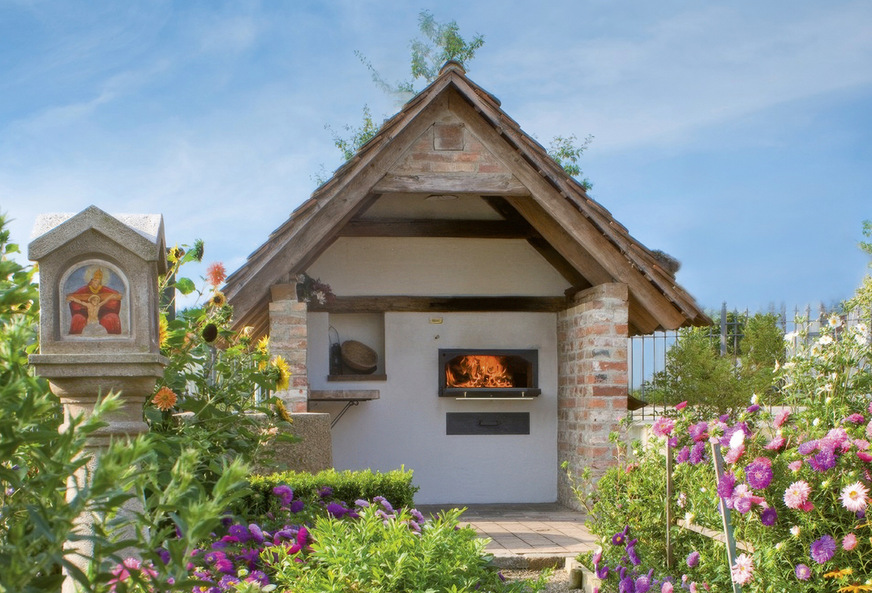 In einen großen Garten passt auch ein großer Gartenbackofen wie dieses Modell, das mit Komponenten der Firma Häussler errichtet wurde.