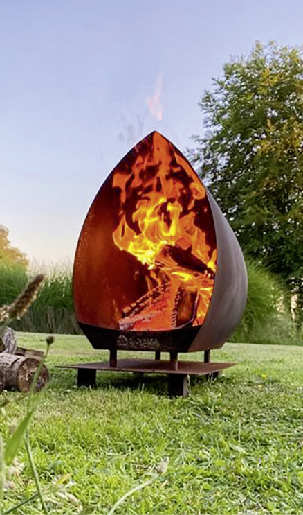 Der außergewöhnliche niederländische Magma Gartenkamin ist in Edelstahl und Cortenstahl erhältlich. Er kann optional mit Grill und Pizza-Set aufgerüstet werden. Er liefert sehr viel Strahlungswärme nach vorne, während das Feuer windgeschützt in der „Muschel“ brennt. Dank seines geringen Gewichts von 15 kg lässt er sich jederzeit umplatzieren.