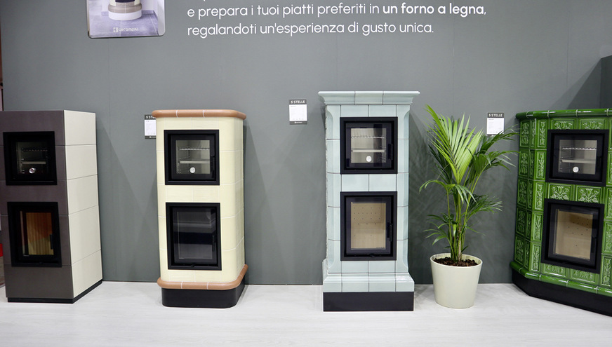 Für jeden Geschmack ist etwas dabei: Vier keramikverkleidete&nbsp;Kaminöfen mit Backofen über dem Feuerraum.