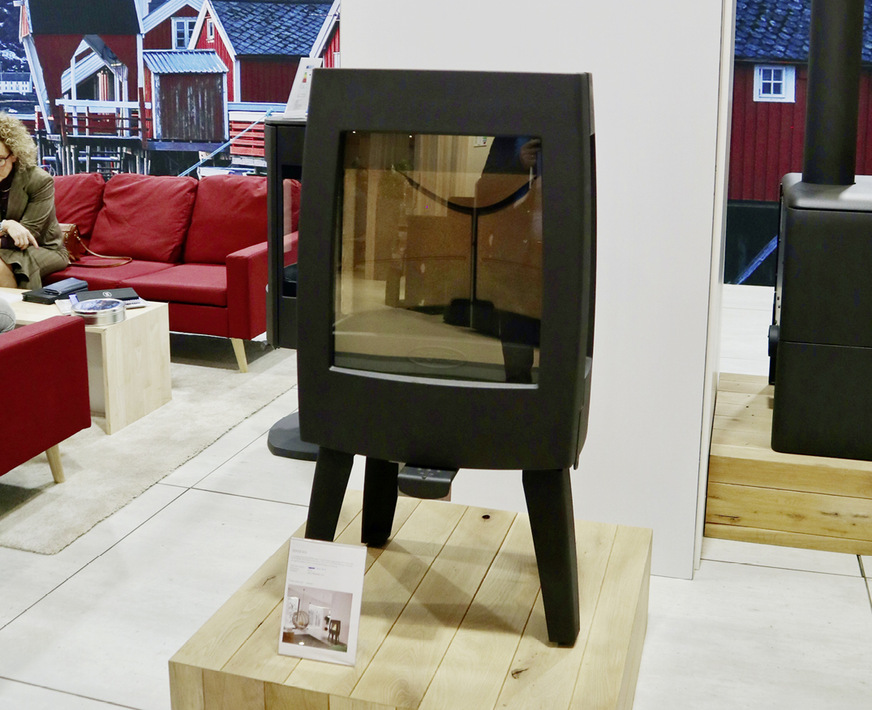 „Dovre Sense 303“, ein moderner Gusskaminofen mit abgerundeten Gehäusekanten und großer Sichtscheibe.