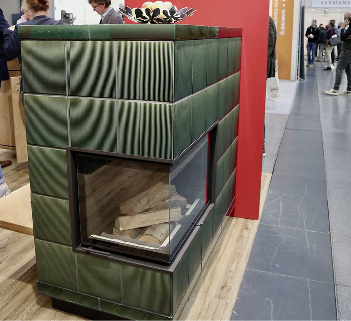 Ebenfalls neu ist die fein gerillte Strukturkeramik „Linea“, hier gezeigt an einem „SideBoard“Ofen.