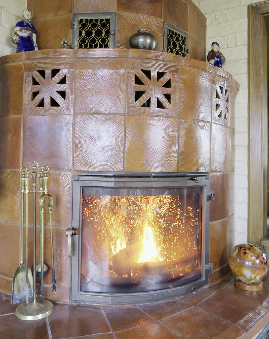 Die Feuerstätte besticht durch handwerklich soliden Aufbau mit einer besonders hochwertigen Ofenkeramik.