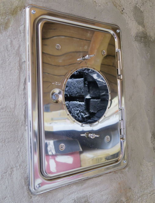 Die bestehende Revisionsöffnung wurde durch eine moderne Edelstahltür ersetzt, in die der Airjekt&nbsp;1 Ceramic integriert ist.