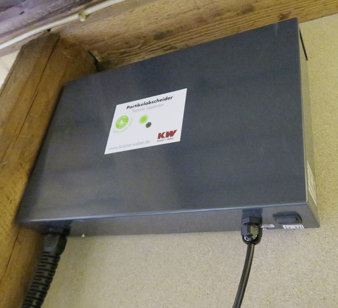 Die „Schaltzentrale“ des Airjekt&nbsp;1 befindet sich in unmittelbarer Nähe zum Partikelabscheider – sie wird an eine 230-Volt-Steckdose angeschlossen.