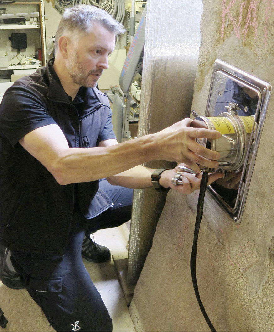 Schornsteinfegermeister Ralf Ploeger schaltet erst den Partikelab­scheider stromlos, um nach etwa einer Minute die Abscheideeinheitdes „Airjekt 1“ (werkzeuglos) zu demontieren.
