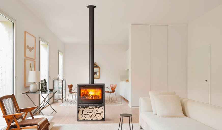 Holzofen „Stone Case“ mit eleganter Steinverkleidung und ausreichend Platz für Brennholz.