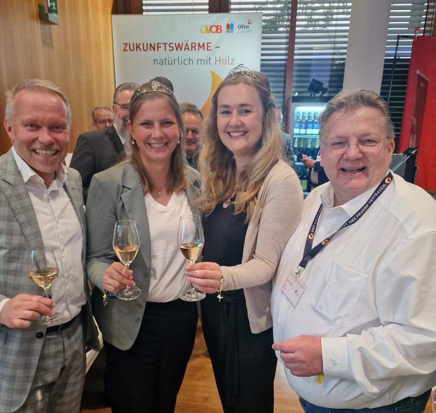 Darf bei der Berliner Stallwächterparty nicht fehlen: ein Glas badischen Weißweins. Rechts Guido Eichel, Beirat der Initiative #ofenzukunft und Hagos-Vorstand.