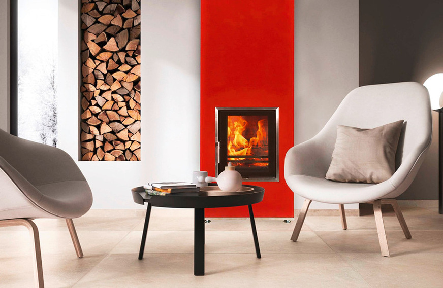 Mit seinem sattroten Glasmantel (RAL 3003) ist der Speicherofen „Mio“ von Kaschütz ein absoluter Hingucker. Alternativ gibt es ihn in Schwarz (RAL 9017, matt oder glänzend) sowie in Arktisweiß (RAL 9003, matt oder glänzend).