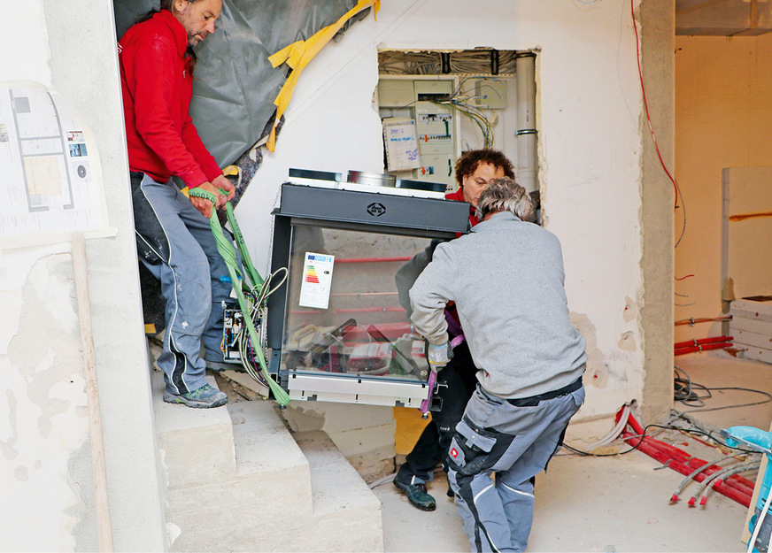 Danach wird der 130 Kilogramm schwere Einsatz behutsam zum vorbereiteten Aufstellort gebracht.