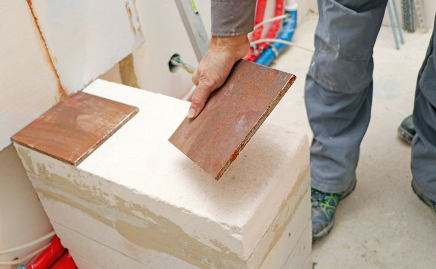 Zur Vermeidung von zu hoher Punktbelastung setzt der Ofenbauer 8 mm starke Stahlplatten ein, die paarweise auf den Gasbetonsockeln ausgelegt werden.