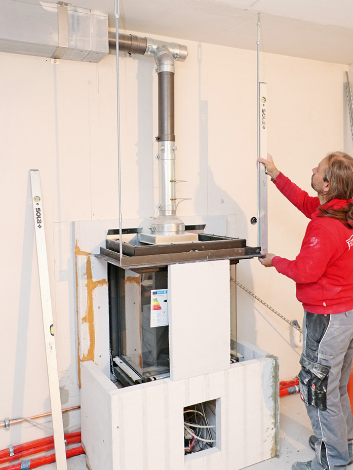 Der Gasregelblock kommt dann in ein Innengehäuse aus Stahlblech. Später wird dieses noch an einem Außengehäuse mit Tür verschraubt und fertig ist die Bedienluke im Stauraum unterhalb des Einsatzes.