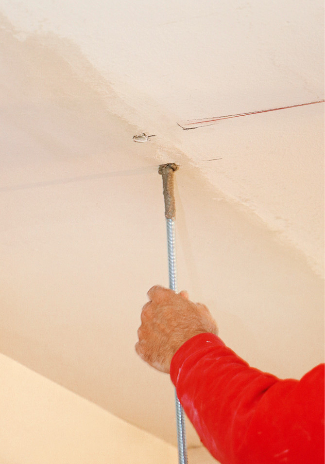 Für eine sichere Verankerung des Tragrahmens wird in die vorgebohrten Löcher der armierten Betondecke hochwertiger 2-K-Reaktionsharzmörtel für Beton und Mauerwerk injiziert, der dann die Stahlankerstange der Spannvorrichtung des Tragrahmens sicher aufnimmt.