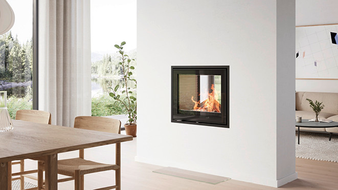 „R-600 T“, ein Tunnelkamin, der den Blick von zwei Seiten auf das Feuer bietet.