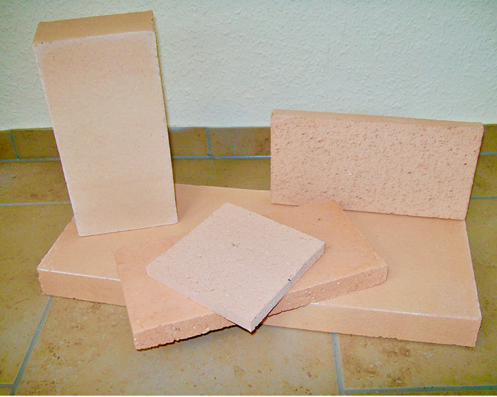 Die Radeburger Schamottewerke bieten verschiedene Schamottezusammensetzungen für alle Anwendungen im Ofenbau, unter anderem natürlich auch für den Einsatz im Feuerraum.