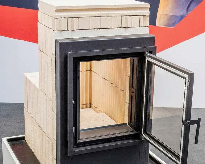 Hersteller Rath bietet neben dem besonders emissionsarm zu betreibenden „Biofeuerraum Plus“ den „Pilo“, einen kompakten, schnell aufzubauender Grundofeninnenausbau. Die aus Hafnerschamotte (RHS) trockengepressten Formsteine sind allseitig mit Nut- und Feder- oder Falzverbindungen ausgestattet. Aufgrund der Formsteine ist eine säulenartige Ofenform vorgegeben.