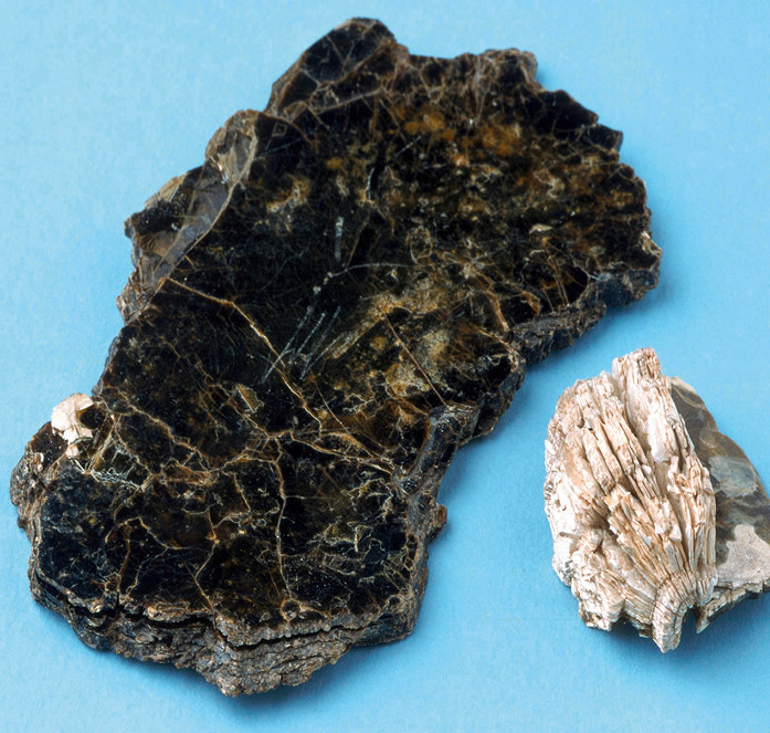 Vermiculit ist ein ökologischer Baustoff (links das Rohmaterial), das sich beim schnellen Erhitzen fächerförmig ausbreitet (exfoliert), bevor es zu feuerfesten Platten verarbeitet wird.