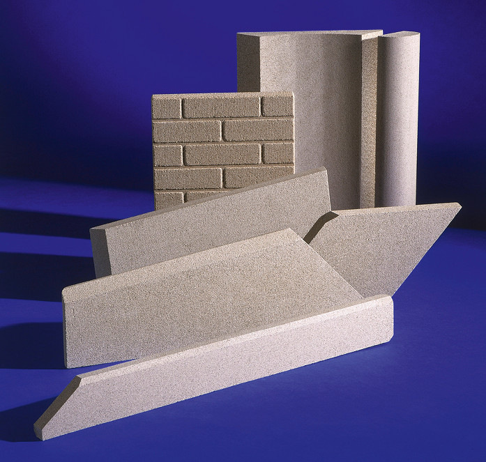 Eine kleine Auswahl verschiedener Vermiculitprodukte für die Feuerraumauskleidung. Neben planen Platten sind auch solche mit Ziegeloptik oder gewölbte Platten erhältlich.