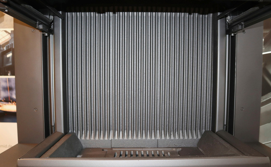 In den neuen Camina-Kaminen der „evo“-Baureihe kommt optional eine Gusseisen-Auskleidung des Feuerraums zum Einsatz.