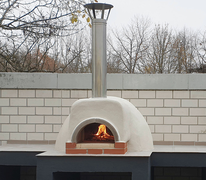 Feuerbeton-Gussmasse-Formteile und Kuppelofen-Feuerbeton: Wolfshöher hat Feuerbeton-Formbauteile und -massen im Programm, die einen dauerhaft wetterbeständigen Bau von Outdoor-Backöfen ermöglichen.