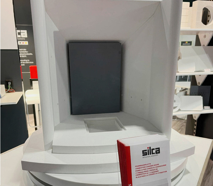 Mit „Silcapan 750FB“ bietet Silca als bislang einziger Hersteller eine Feuerraumplatte aus Kalziumsilikat an. Die Platte ist in verschiedenen Stärken lieferbar.