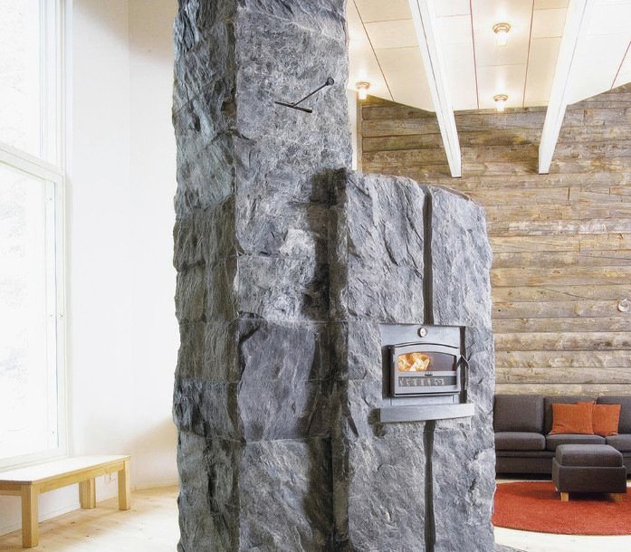 Der finnische Specksteinofenhersteller NunnaUuni ist einer der wenigen Anbieter von Naturstein-Feuerräumen. Dafür kommen nur ausgewählte Fraktionen des hochwertigen Mammuti-Specksteins zur Anwendung.