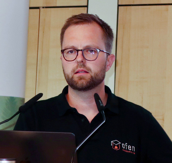 „Mr. Ofenführerschein“: Max Kummrow schilderte die Erfolgsgeschichte seines Online-Schulungsangebots.