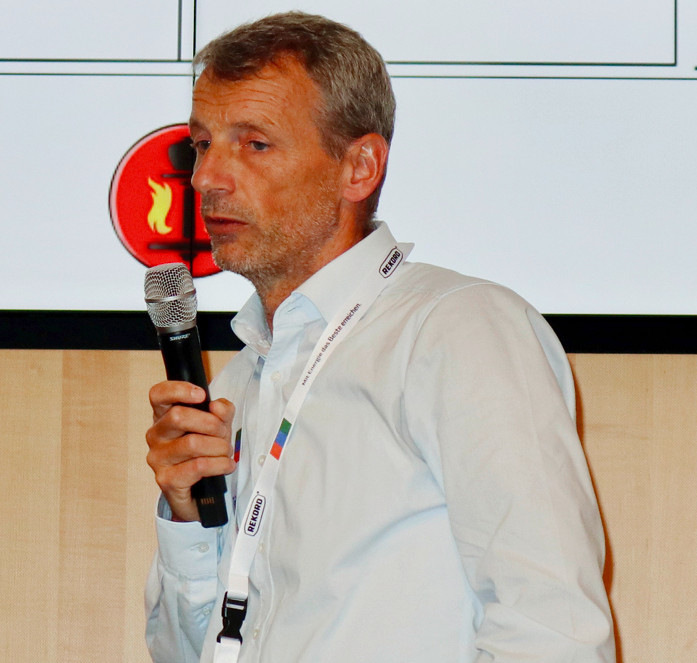 Lars Böhrenz erläuterte die Möglichkeiten zur praktischen Emissionsmessung hochwertiger Feuerstätten im Bestand.