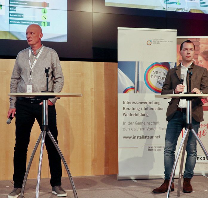Podiumsdiskussion zum Hybridheizen mit Mike Hellwig, Ortner, (links) und Hubertus Brunner, Brunner, (rechts).